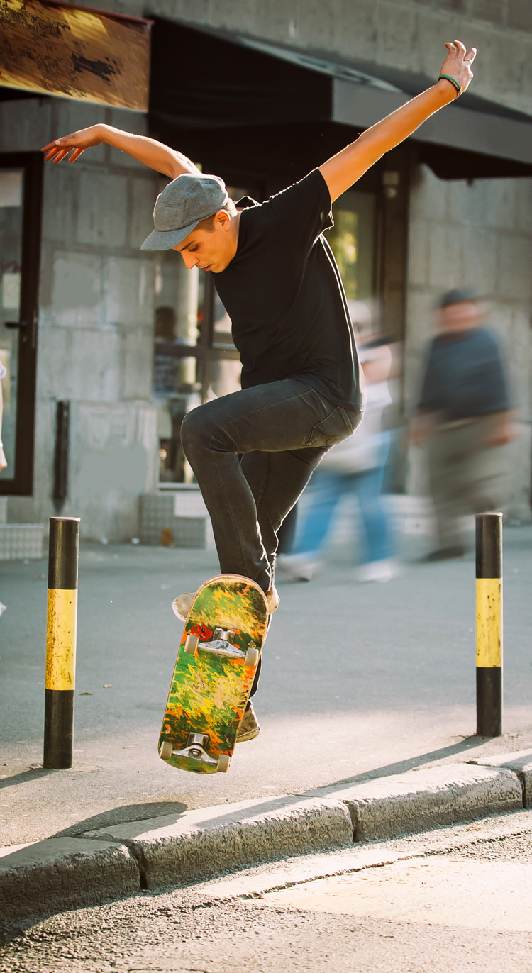 How to ollie: jump as you would if you didn't have a board under your feet | Photo: Shutterstock