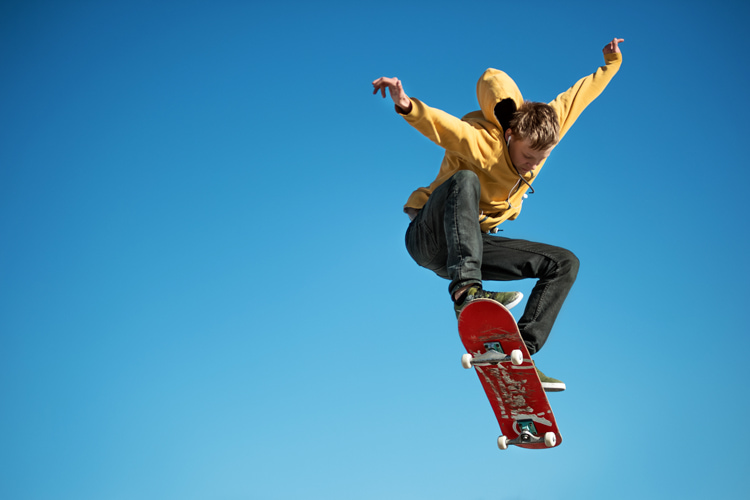 Olleing: the trick in which the skater presses the tail of the skateboard to lift the nose and then levels the board mid-air using the front foot | Photo: Shutterstock
