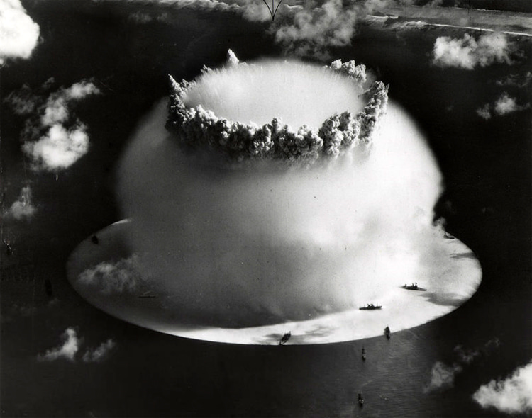 Operation Crossroads: the 23-kiloton atomic bomb generated a hemispherical Wilson cloud and a set of nine waves | Photo: U.S. Army Photographic Signal Corps