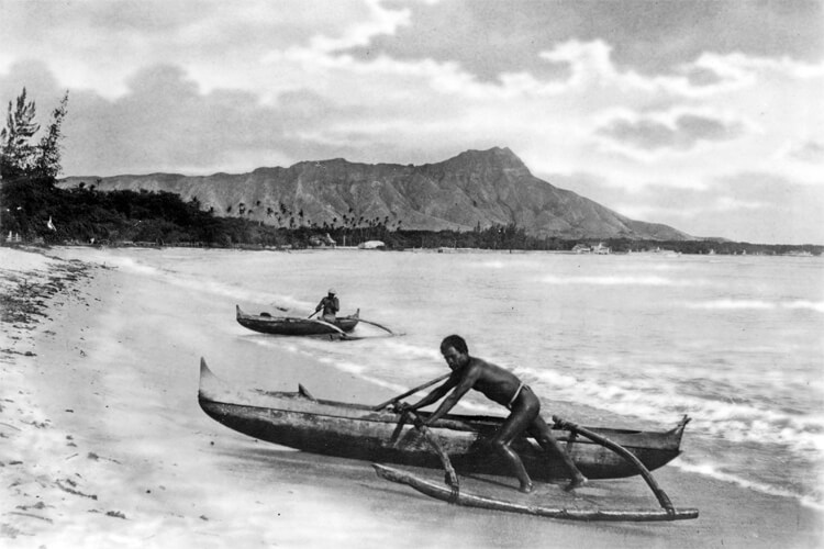 Outrigger canoes: a very popular wave riding vehicle in 20th century Hawaii | Photo: LOC/Creative Commons
