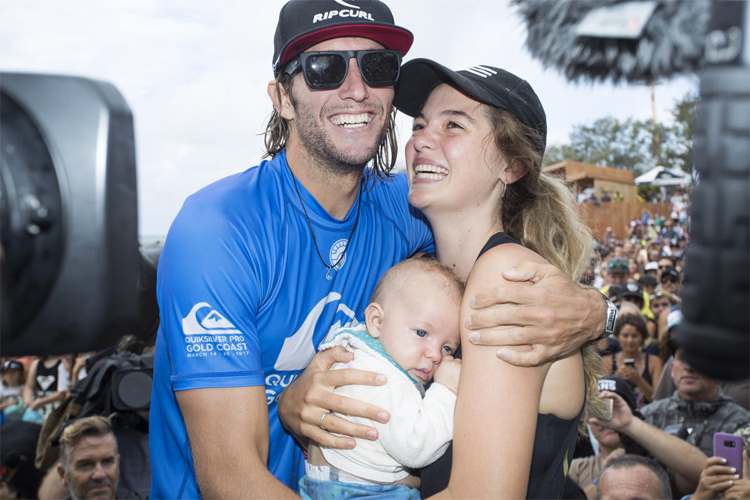 Owen Wright: celebrating victory at the 2017 Quiksilver Pro Gold Coast with his family | Photo: Cestari/WSL