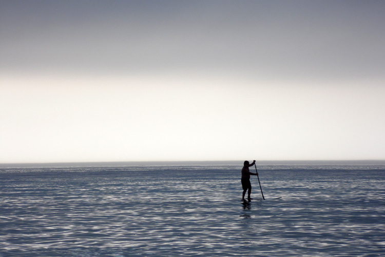 Stand-up paddling: avoid going out alone and always check the weather forecast beforehand | Photo: Comaru/Creative Commons