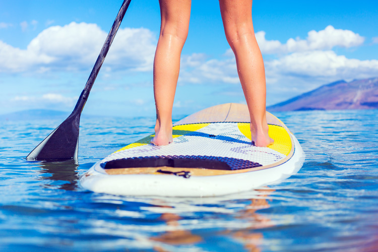 Stand-up paddleboarding (SUP): learn how to navigate a straight line across the water | Photo: Shutterstock