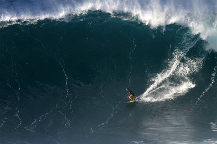 Paige Alms: giving everything in the waves she rides | Photo: PaigeAlms.com