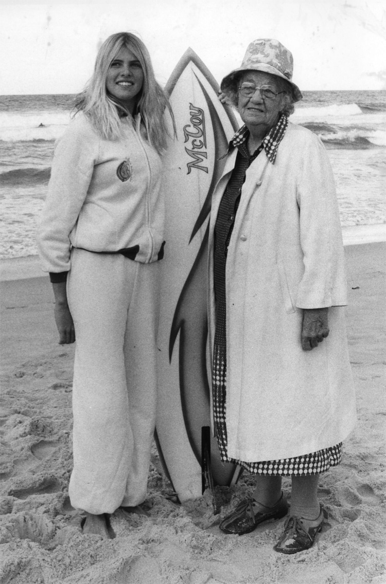 Pam Burridge and Isabel Letham, 1990: the world champion and the Australian surfing pioneer enjoy beach time | Photo: Warringah Library