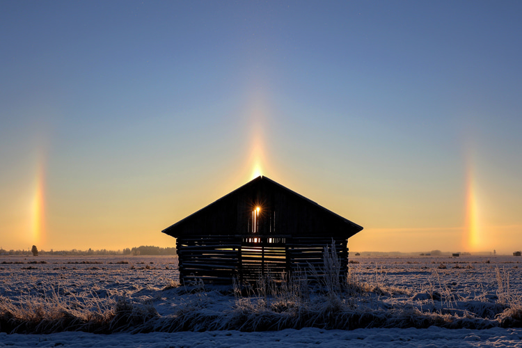 Sun dogs or parhelion: an optical phenomenon that occurs when cirrus clouds are present, and the Sun is about to set on the horizon | Photo: Shutterstock