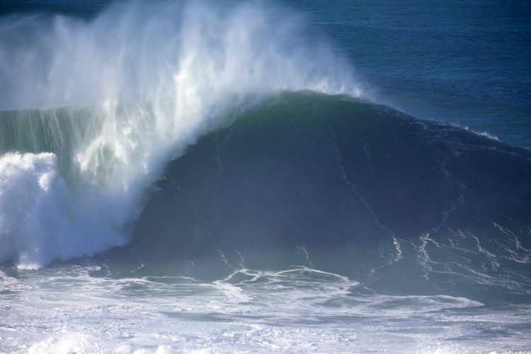 Pedro Scooby: the Brazilian scored one of the best barrels ever seen at Nazaré | Photo: WSL