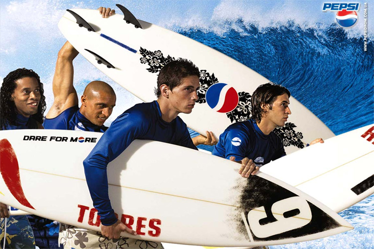Pepsi: Ronaldinho, Roberto Carlos, Raúl, Fernando Torres and friends go surfing with a football