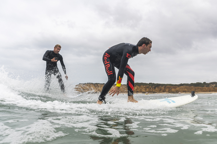 Pierre Gasly: he learned to surf with Mick Fanning | Photo: Red Bull