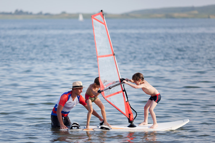 Windsurfing: learn to start in a sheltered body of water | Photo: Shutterstock