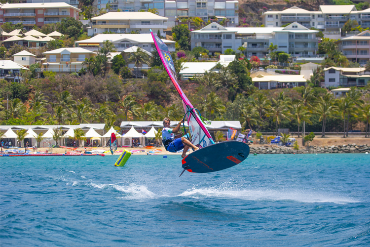 Planing in windsurfing: heavier sailors need more wind speed to start planing | Photo: Carter/PWA