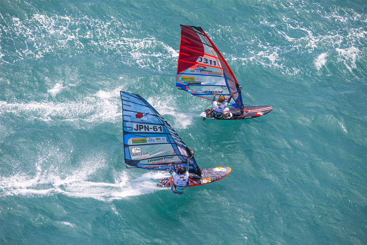 Planing: you'll need at least 12 knots of wind to start flying above water | Photo: Carter/PWA