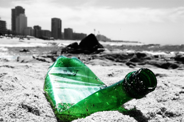 Plastics: take three pieces of rubbish when you visit a beach | Photo: Antonio Foncubierta/Creative Commons