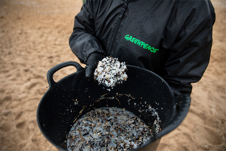 Plastic pellets disaster: the tiny, non-degradable microplastics found on Galicia's beaches | Photo: Greenpeace