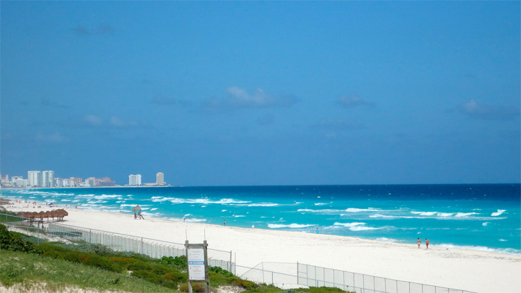 Playa Delfines: a stunning stretch of sand in Punta Cancún | Photo: Keb/Creative Commons