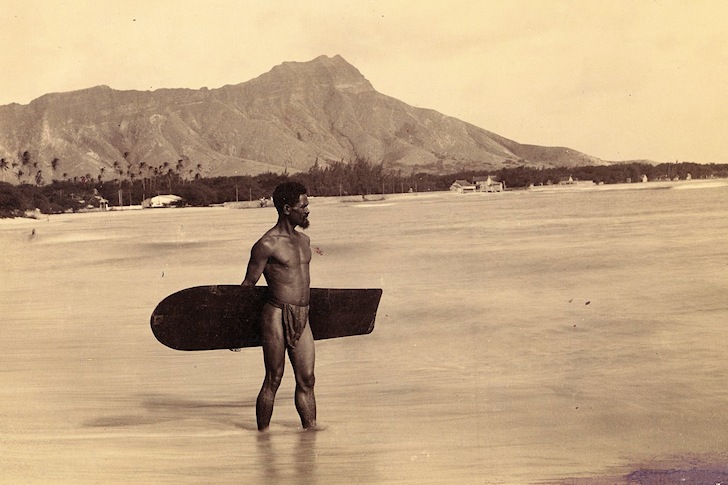 Surfing: it all started without wetsuits and high-performance fins