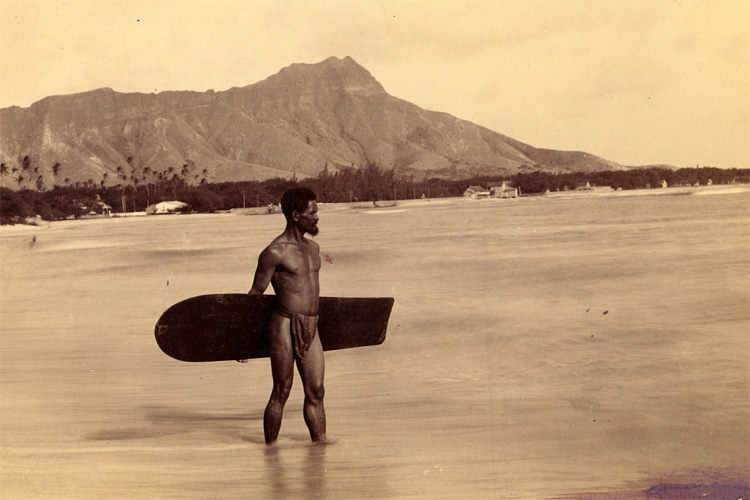 Charles Kauha, 1898: surfing is of dark-skinned origins | Photo: Frank Davey