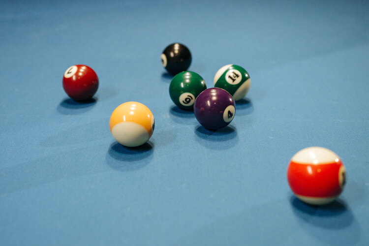 Billiards: when the cue strikes another ball, the force is transferred to the other ball, perpendicular to the point of impact | Photo: Pavel Danilyuk/Creative Commons