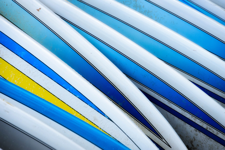 Pop-out surfboards: they're heavy and made from molds | Photo: Shutterstock