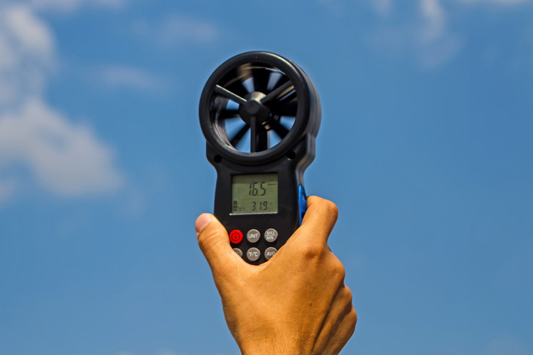 Vane anemometer: they are often used in aviation but also in water sports | Photo: Shutterstock