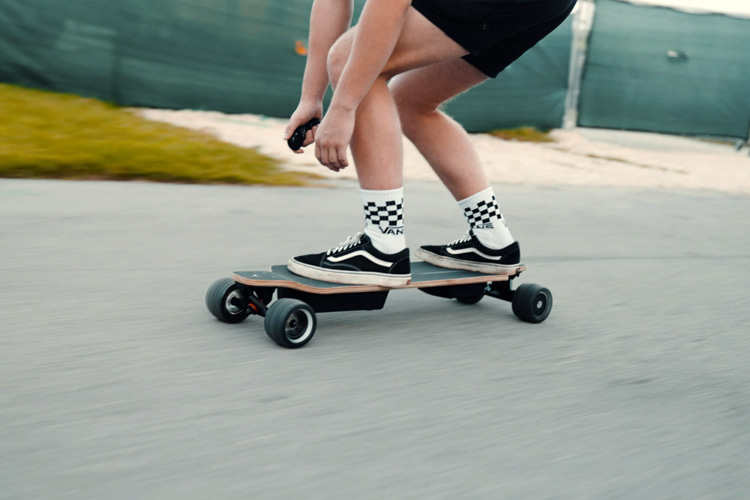 Possway T3: the e-skateboard features dual 500W wheels and a nine-layer Canadian maple and bamboo deck | Photo: Possway