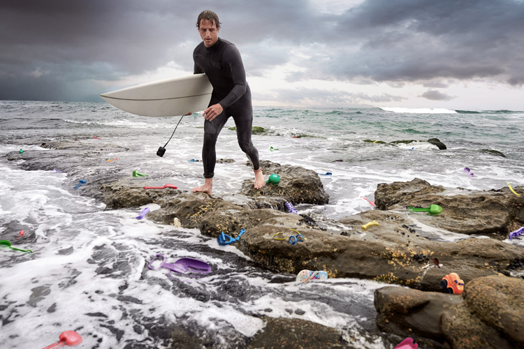 Surfing: pick up two pieces of plastic after each session | Photo: Weston Fuller / westonfuller.com