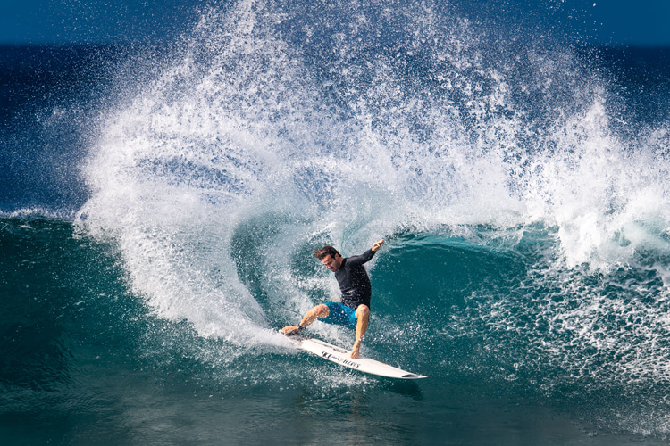 Power surfing: rotating/shifting fins increase release and reduce drag | Photo: Red Bull