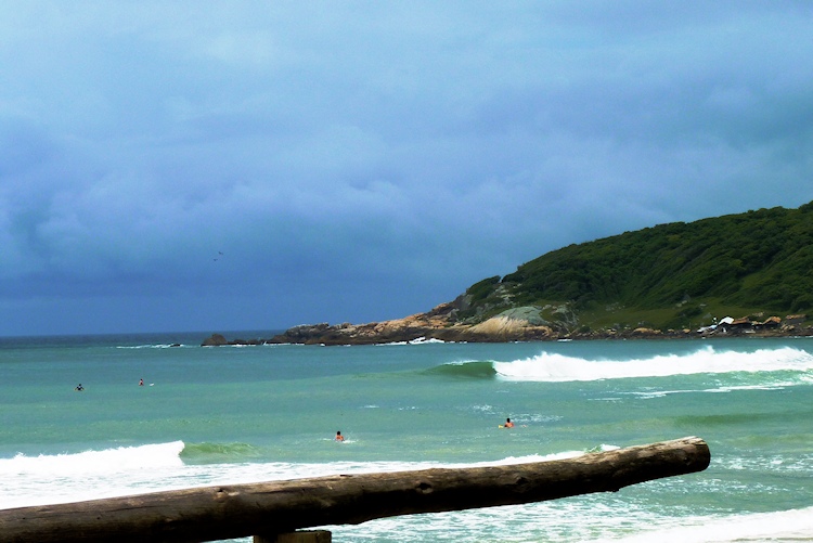 Praia do Rosa: perfect waves, beautiful sights | Photo: Andreia Reis/Creative Commons