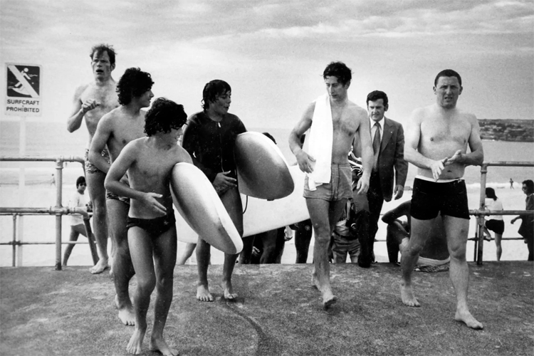 Bondi Beach, 1977: Charles, Prince of Wales, leaves the surf surrounded by locals | Photo: Royal Wedding Album