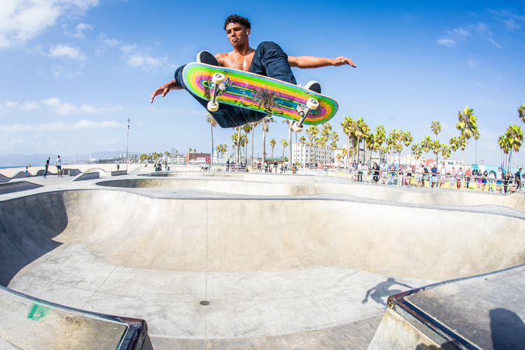 Pro skateboarding: professional riders receive payment directly from the skate company, whether for boards, advertisements, or plain old cash | Photo: Shutterstock