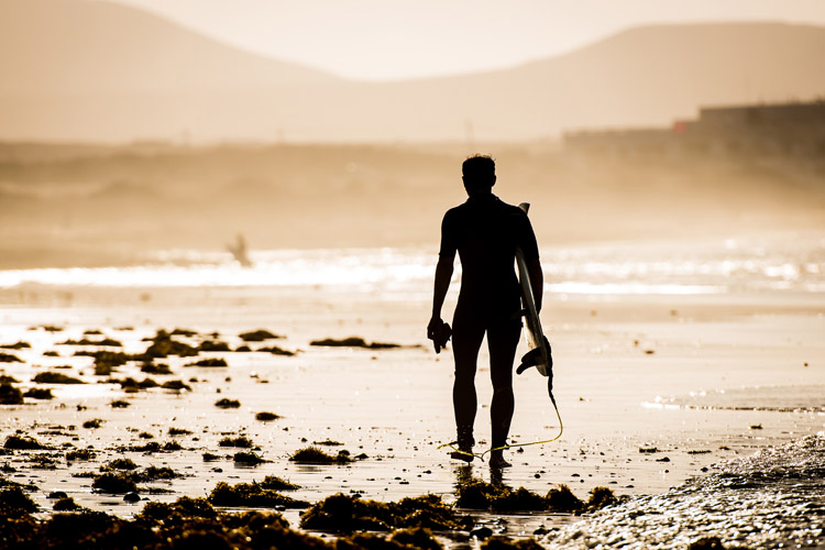 Surfing: do you prefer riding waves solo or with friends? | Photo: Shutterstock