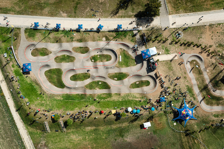 Pump tracks: they can be made from fiberglass, wood, concrete, asphalt, or dirt | Photo: Red Bull