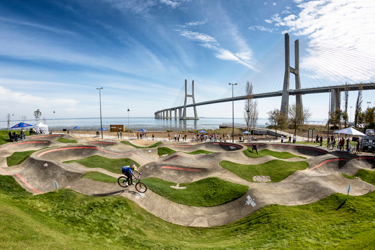 Pump tracks: built for skateboards, BMX, scooters, mountain and balance bikes, and inline skates | Photo: Red Bull