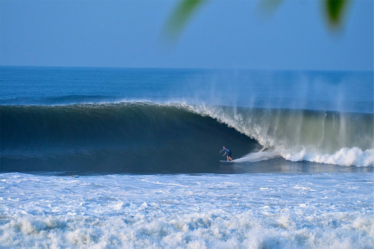 Punta Roca: a fast and hollow wave offering clean wall and spectacular barrels | Photo: El Salvador Travel