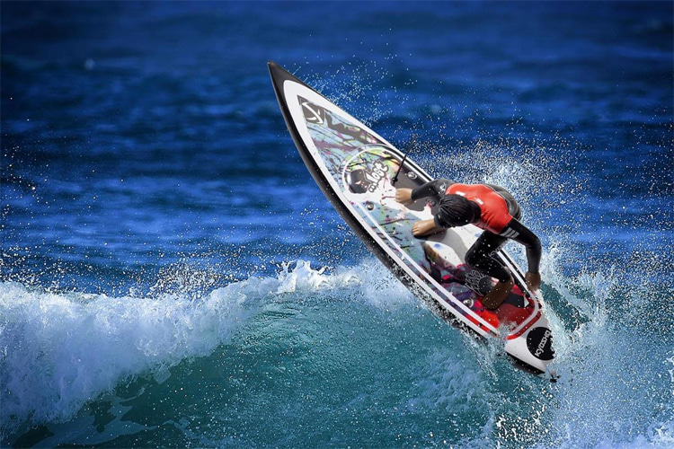 Remote radio-controlled surfing: having fun in the surf with robot surfers | Photo: Kyosho/Lost