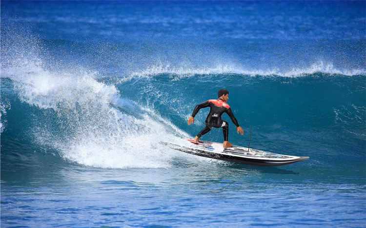 RC surfing: radio-controlled surfers can perform all the maneuvers a real surfer does in the waves | Photo: Kyosho/Lost