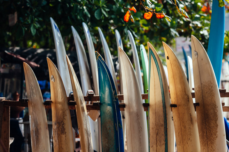 Surfboards: make sure you remove old wax on a regular basis | Photo: Shutterstock