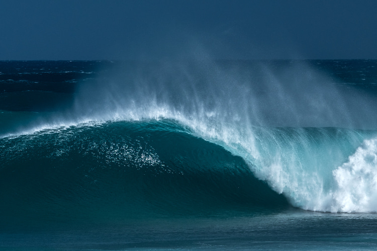 Right hand wave: a wave that breaks perfectly to the right | Photo: Shutterstock
