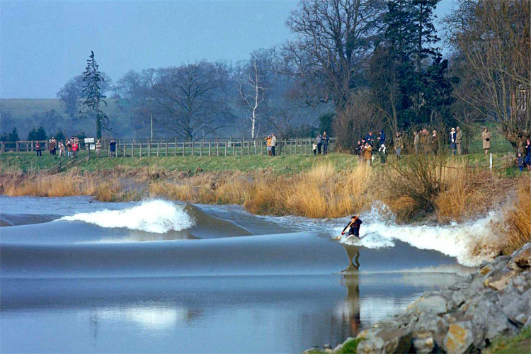 Severn bore: the biggest tidal bores appear during Autumn and Spring tides | Photo: Creative Commons
