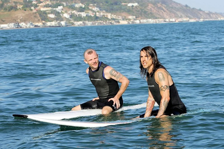 Anthony Kiedis and Flea: rock stars do not respect wave priority in surfing