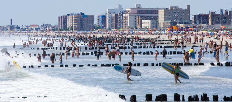 Rockaway Beach: one of the most crowded New York City beaches during summer | Photo: ACE/Creative Commons
