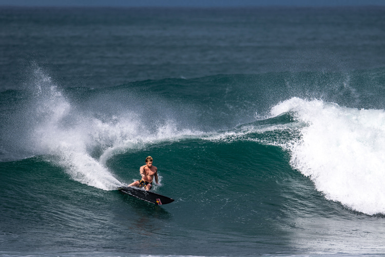 Roundhouse Cutback: a side perspective of the figure-8 surfing maneuver | Photo: Red Bull