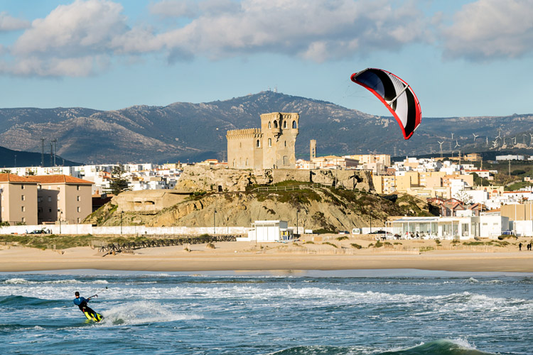 Kiteboarding: ride and respect the safety procedures | Photo: Shutterstock