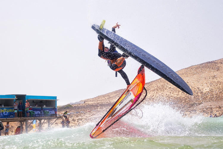 Windsurfing: a wind and water sport that can be enjoyed in the waves | Photo: Carter/PWA