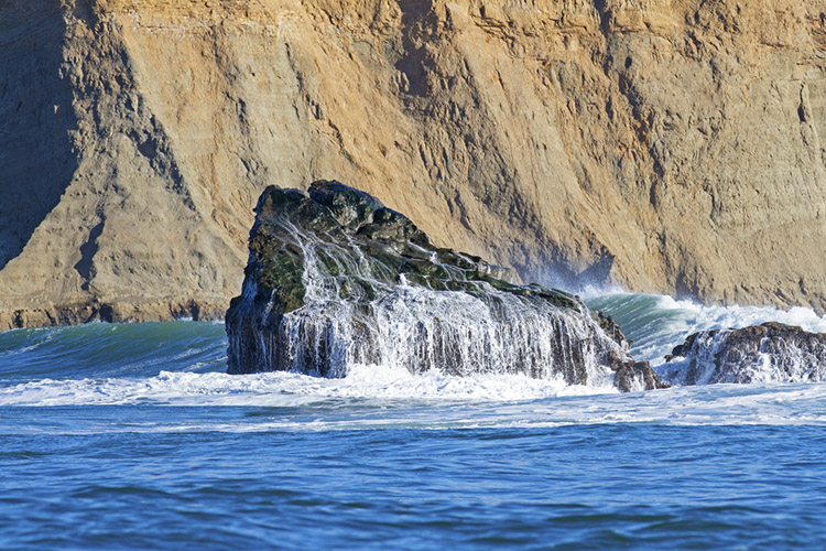 Sail Rock: one of the exposed rock formation found at Mavericks | Photo: Briano/WSL