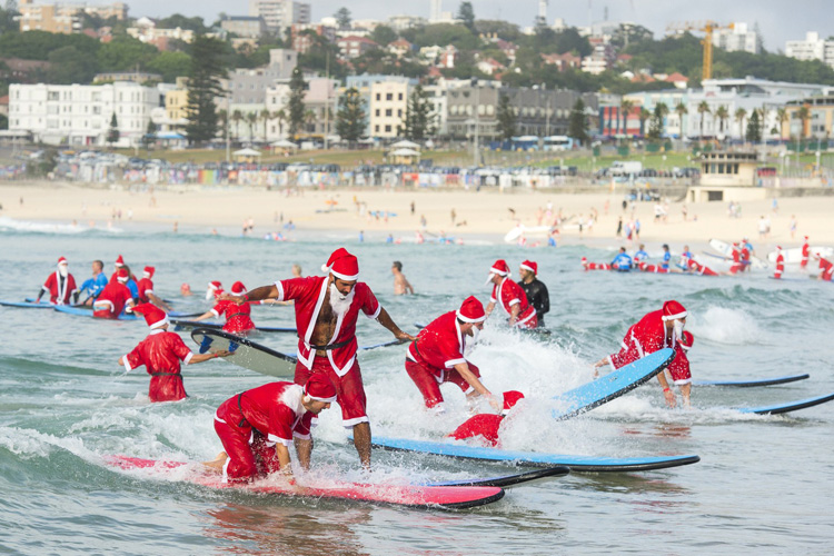 Bondi Beach: 320 Santa surfers invade the line-up | Photo: RedBalloon