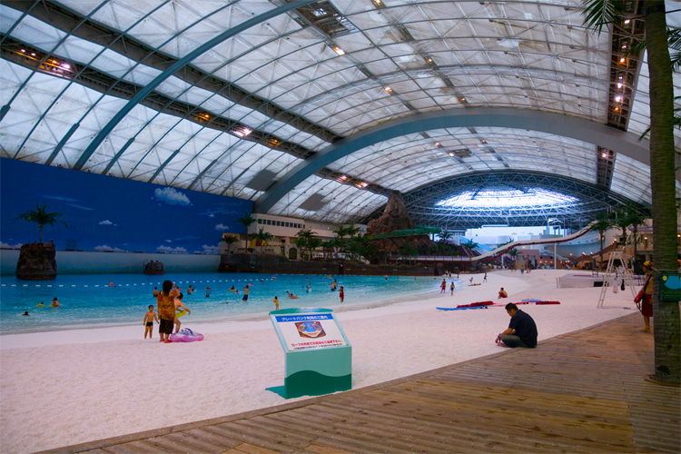 Seagaia Ocean Dome: the indoor beach was crushed to powder from 600 tonnes of marble imported from China | Photo: Max Smith/Creative Commons