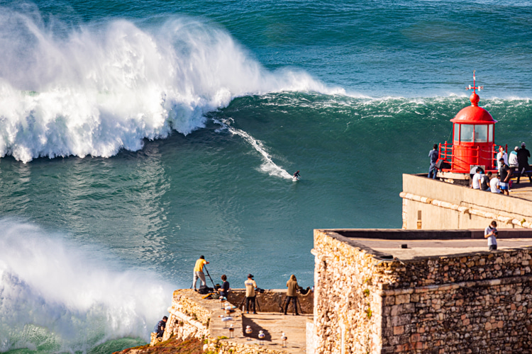 Sebastian Steudtner: riding a 86-foot wave in Praia do Norte in Nazaré, Portugal | Photo: Steudtner Archive
