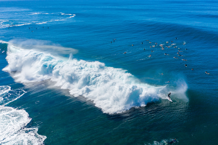 Wave set: the first wave is usually very small, the next one is bigger, and then you get the biggest one, which is often in the middle of the group | Photo: Shutterstock