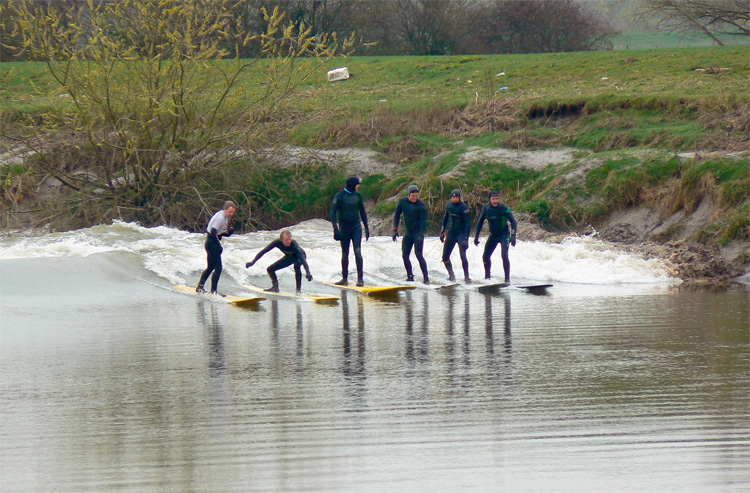 Severn Bore: one of the most famous rivers surfing waves on the planet | Photo: Creative Commons